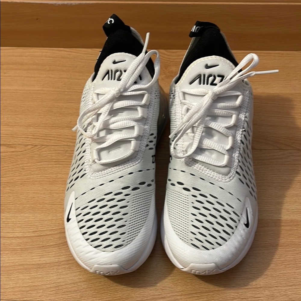 Women’s Nike White Black Sneakers with Air Max 270 Cushioning - Picture 3 of 7